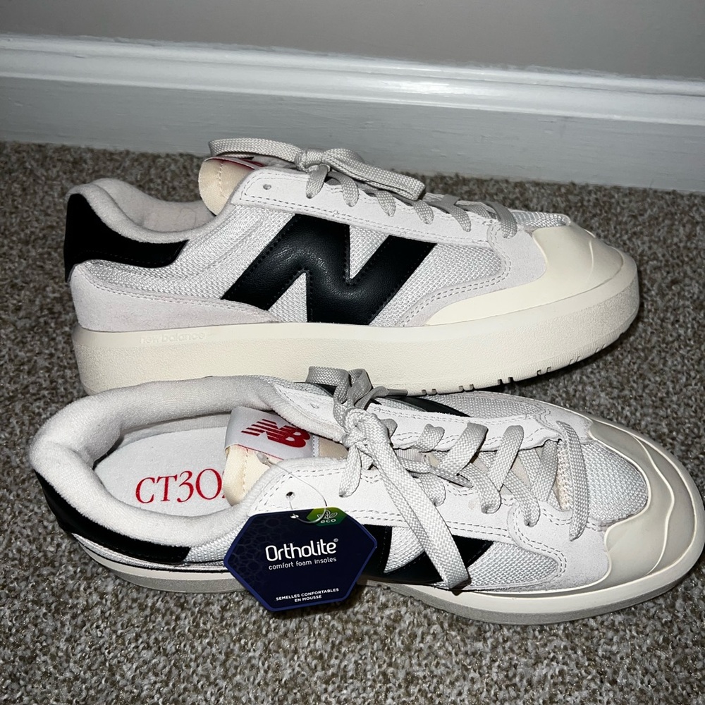 New Balance White and Black Sneakers Retro-Inspired Low-Top